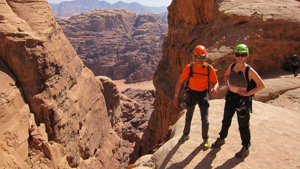 Blanca Suárez y Jesus Calleja en lo alto de Jebel Khasali, la montaña que domina el desierto de Uadi Rum, en Jordania.-
