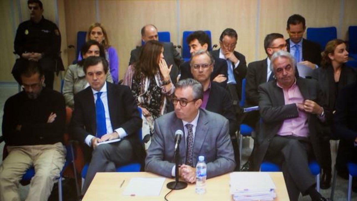 Diego Torres declara en el juicio por el 'caso Nóos', en una imagen recogida de la pantalla de la sala de prensa de la Escuela Balear de la Administración Pública, donde se celebra el juicio.-EFE