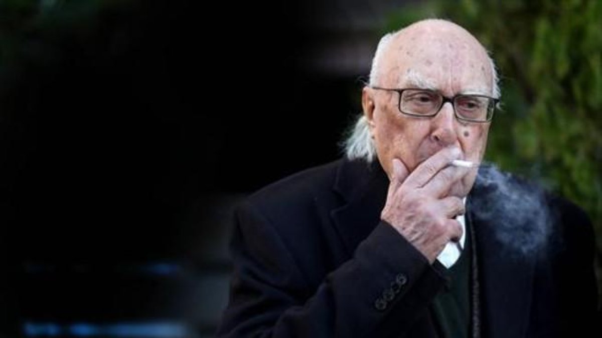 Camilleri, en su despacho, con Antonio Manzini.-JULIO CARBÓ