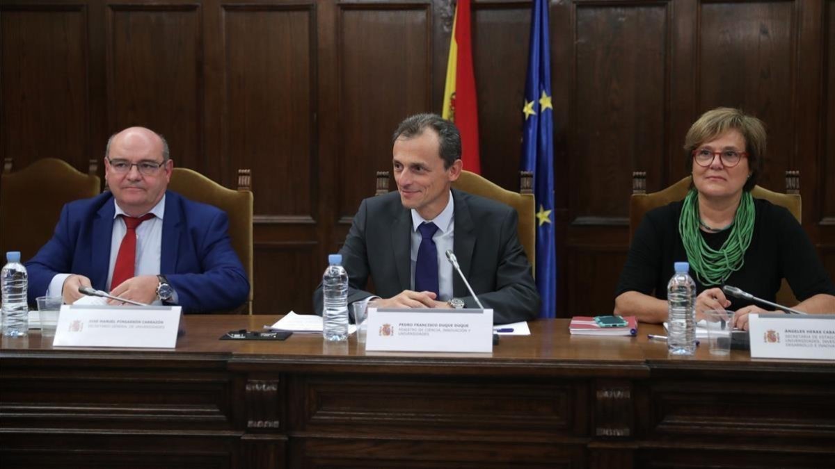 El ministro de Ciencia, Innovacion y Universidades, Pedro Duque, junto al secretario general de Universidades, Jose Manuel Pingarrón y la secretaria de Estado de Universidades, Investigacion, Desarrollo e Innovacion, Ángeles Heras .-EFE