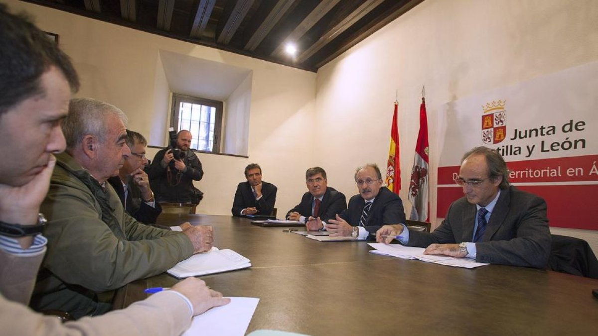 El director general de Carreteras e Infraestructuras, Luis Alberto Solís, se reúne con los alcaldes de Lanzahíta, Casavieja, Pedro Bernardo, Mijares y Gavilanes para informar sobre la depuración de aguas residuales-Ical