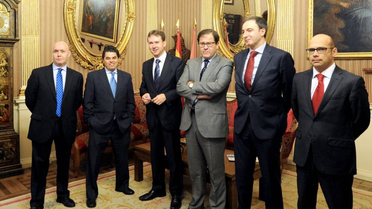 Firma del acuerdo entre el alcalde de Burgos y las entidades Banco Sabadell y Banco Santander.-ISRAEL L. MURILLO