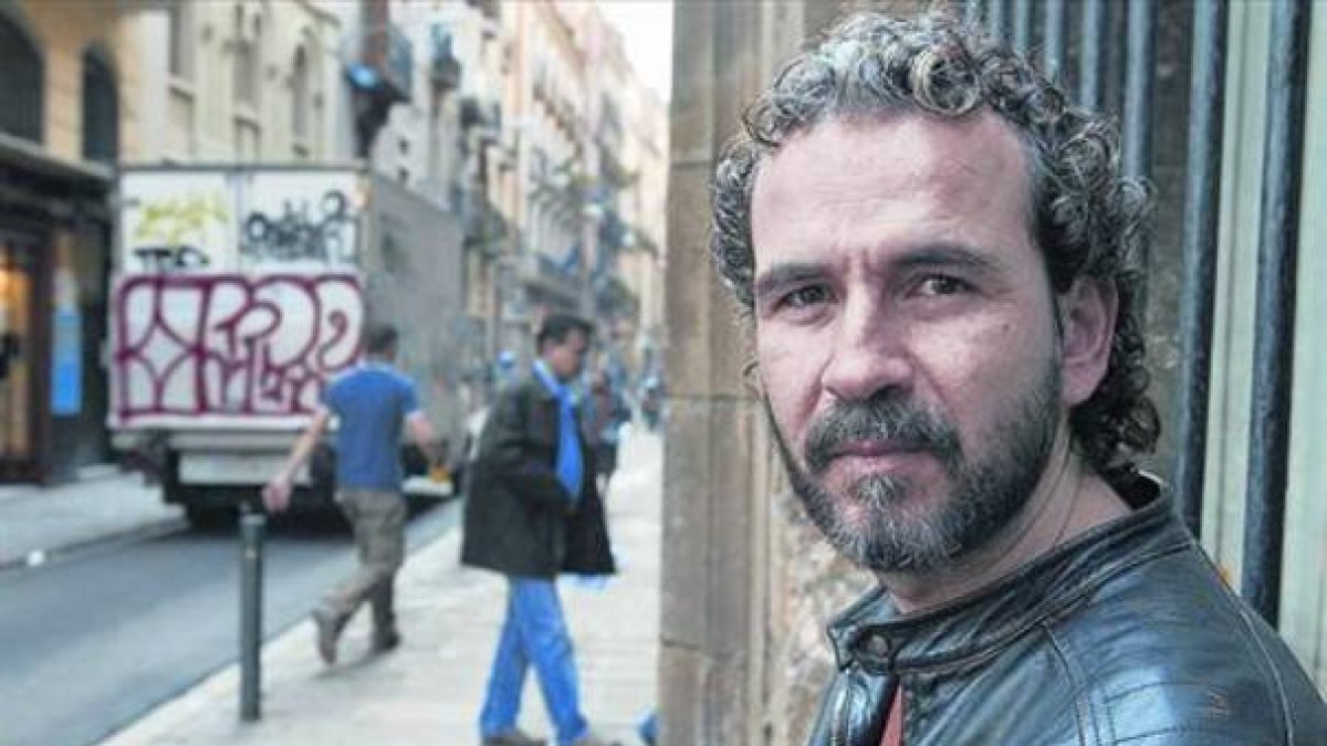 El actor Willy Toledo posa durante una visita a Barcelona, en marzo del 2006.-Foto:   ARCHIVO / RICARD CUGAT