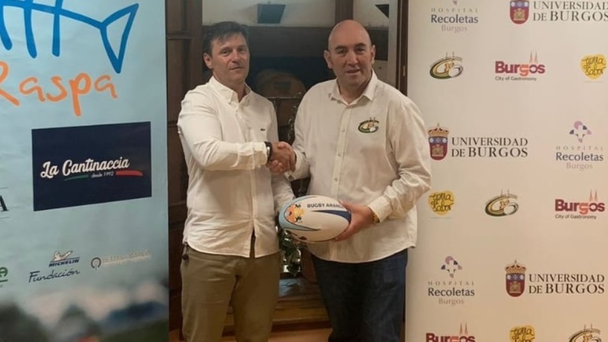 Los presidentes de ambos clubes escenifican el acuerdo. ECB