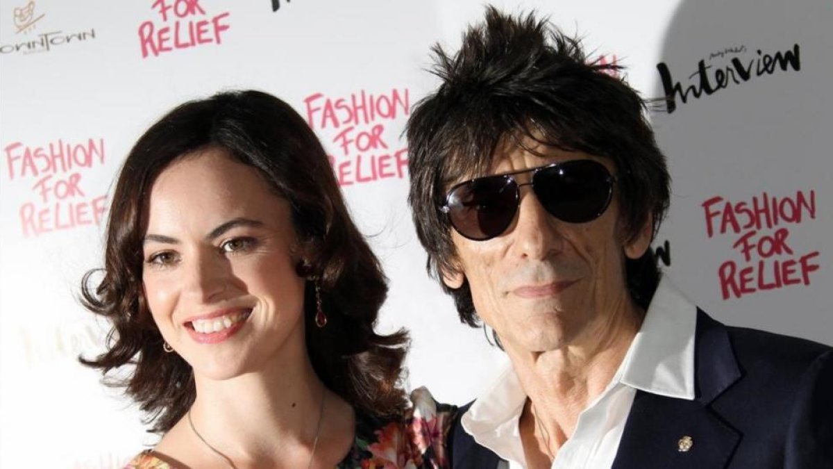 Ronnie Wood con su mujer, Sally Humphries.-Joel Ryan / AP / JOEL RYAN