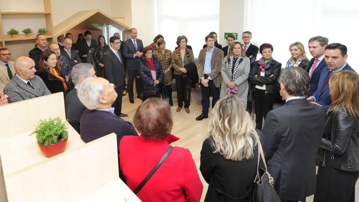 Autoridades, colaboradores y miembros de la asociación, ayer durante la inauguración del espacio.-ISRAEL L. MURILLO