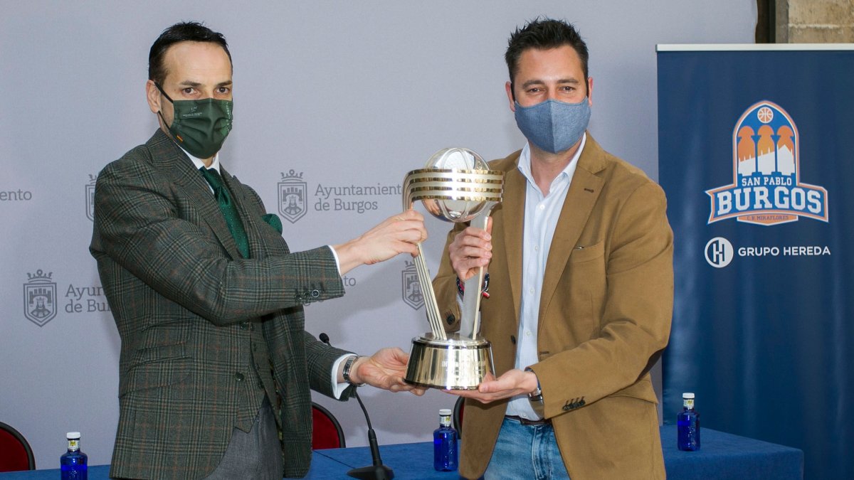 Sancho, presidente del San Pablo Burgos, y De la Rosa, alcalde de Burgos, posan con la Intercontinental ganada en 2021. TOMÁS ALONSO