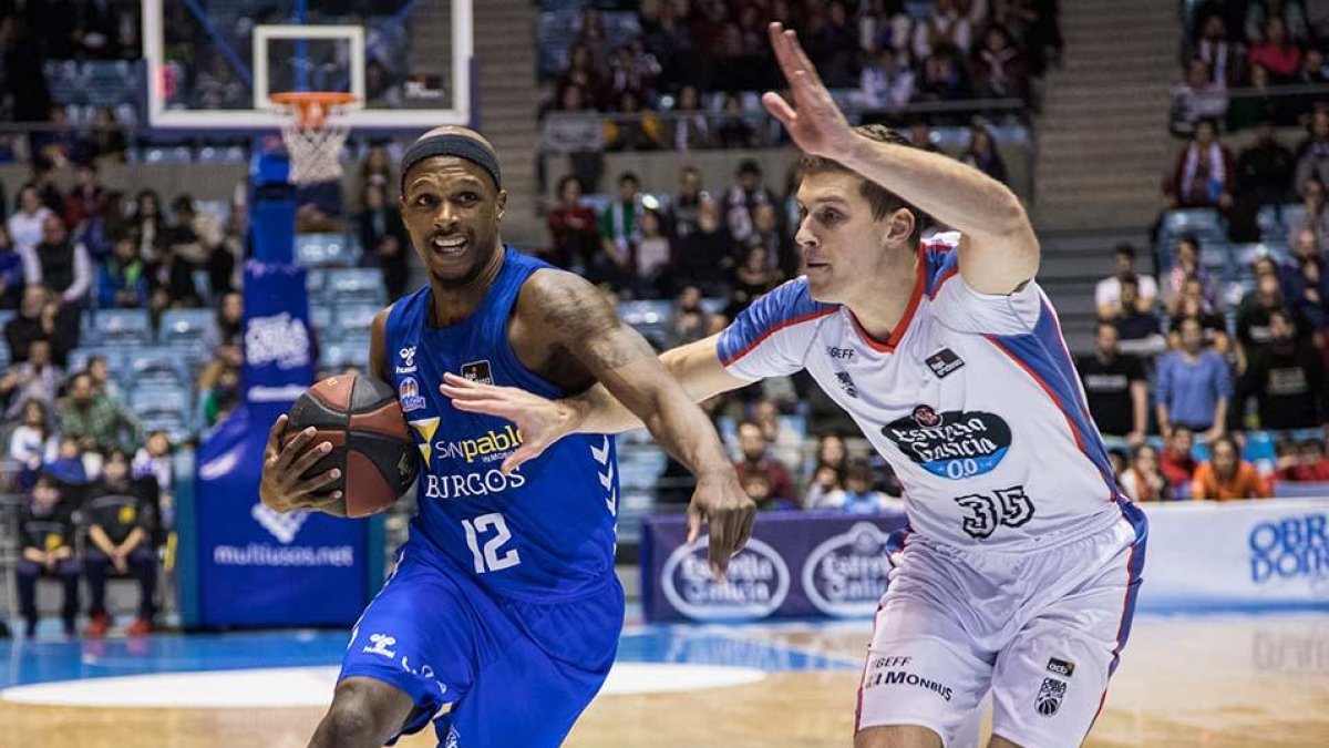 McFadden gana por velocidad a Czerapowicz en el partido disputado ayer en el Fontes do Sar.-ACB PHOTO / T. TUIBAL