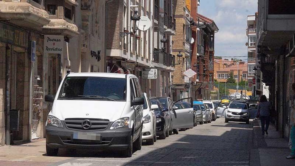 La elevación del nivel de la calzada en Medina y Mayor erradicará las barreras.-G. G.