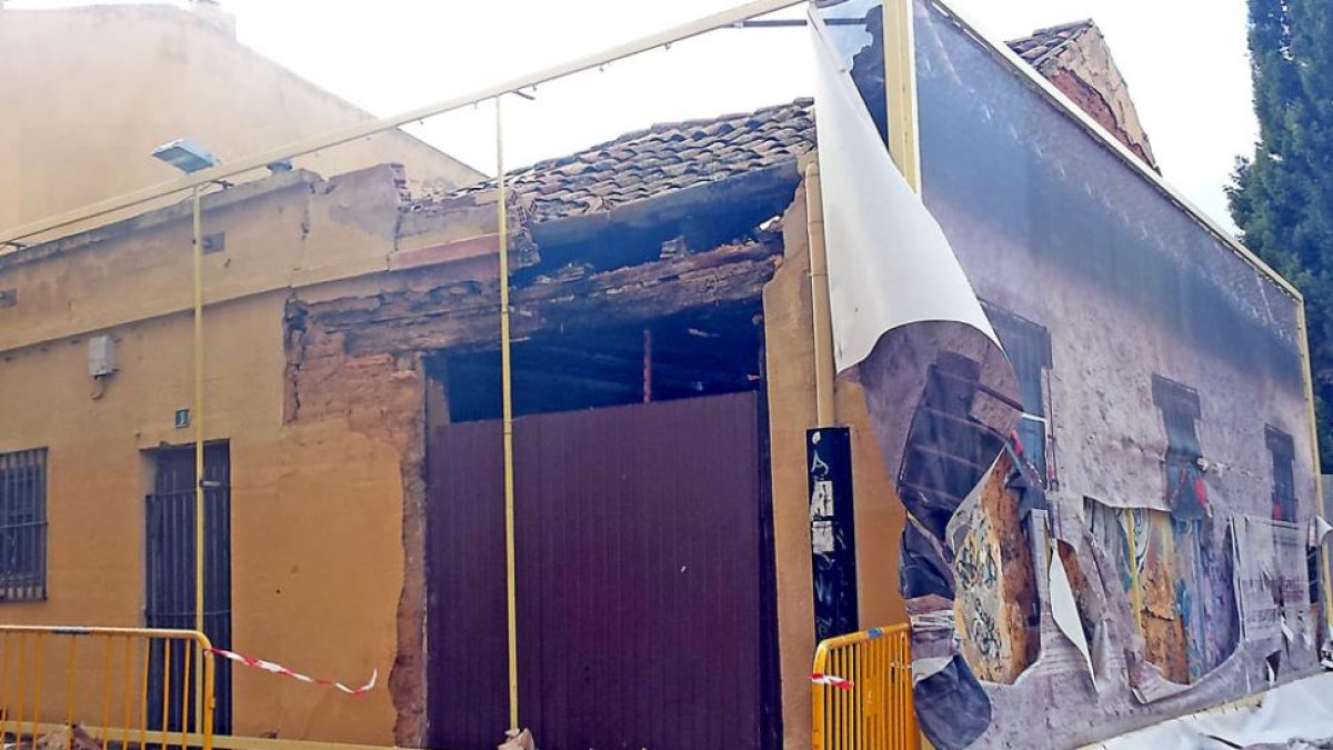 Los cascotes continuaban ayer junto a los restos de la antigua fábrica de muebles.-L. V.