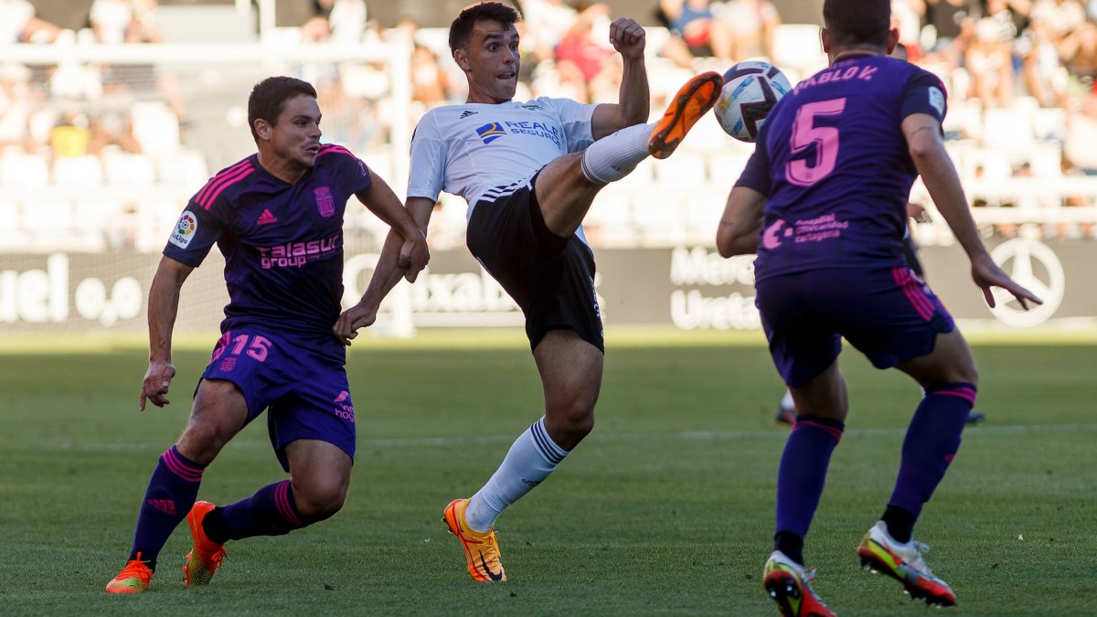 Bermejo controla el balón ante dos rivales. SANTI OTERO