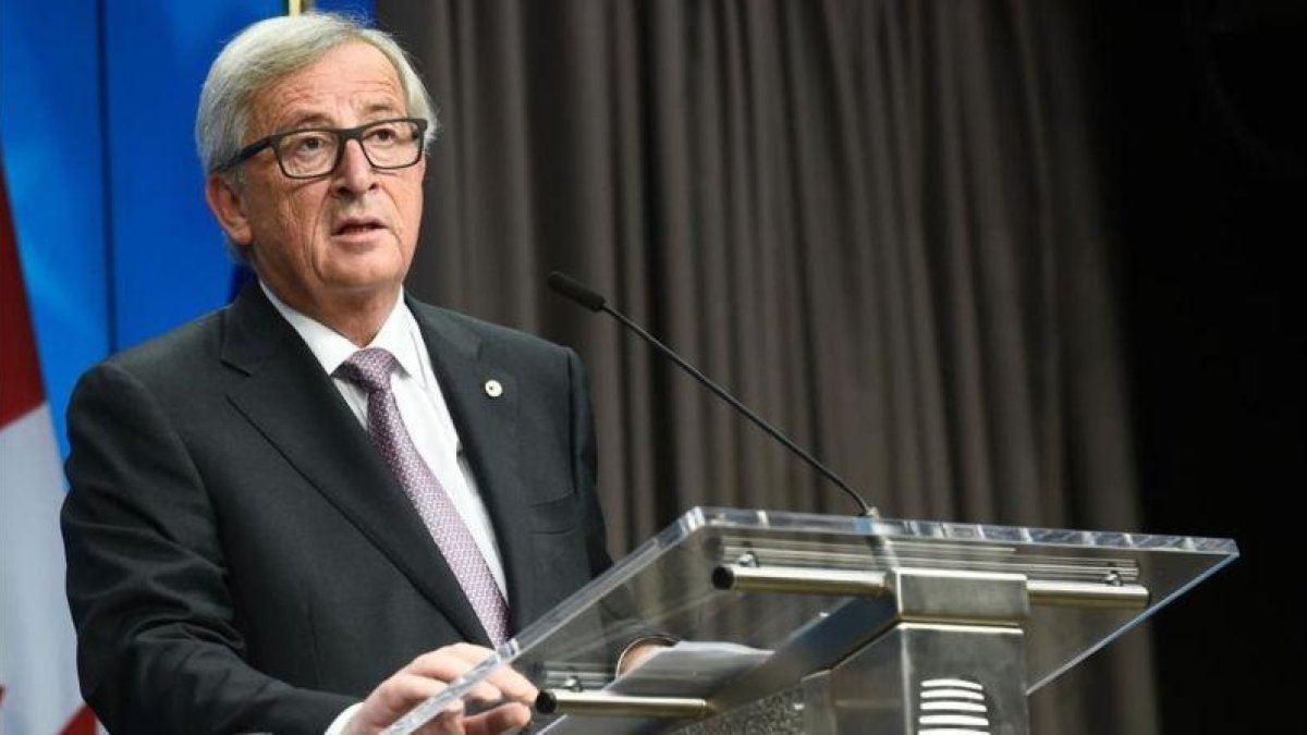 Juncker habla tras la firma del acuerdo comercial con Canadá, en Bruselas, el 30 de octubre.-AFP / JOHN THYS