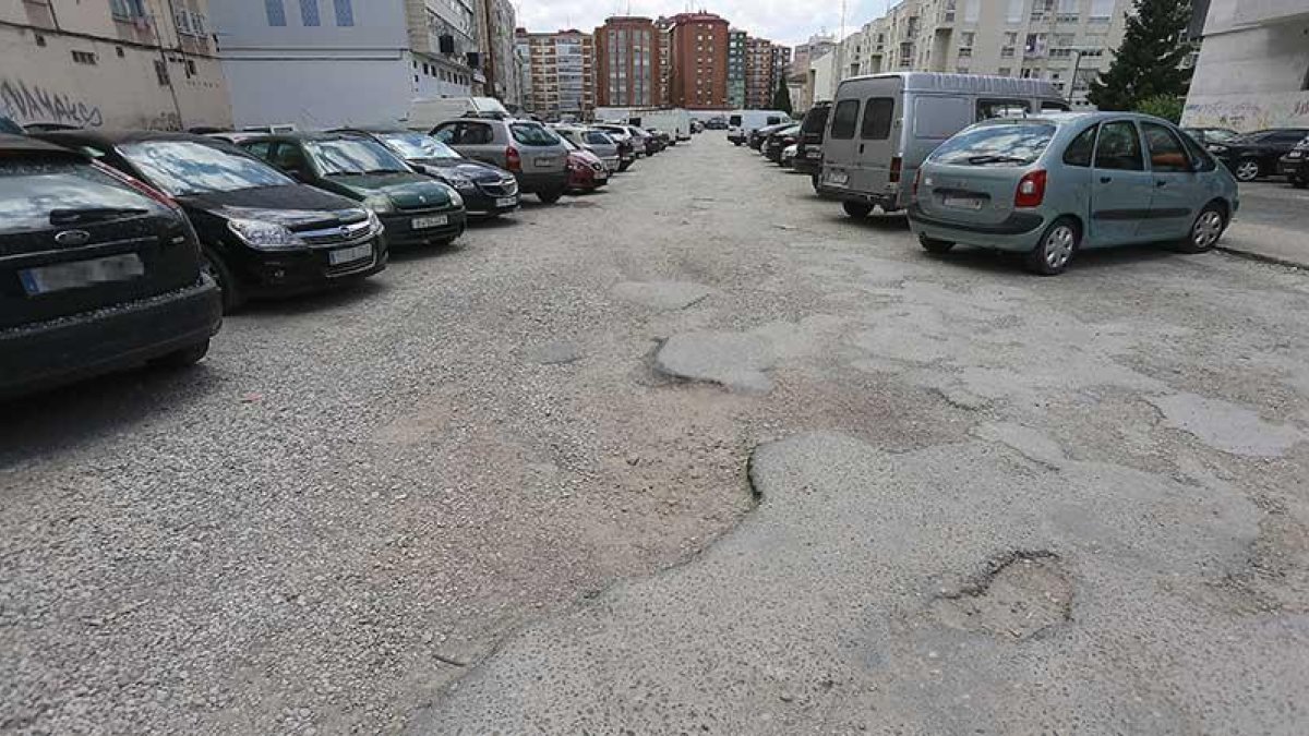 Los socavones en la entrada al aparcamiento desde la calle Lavaderos son enormes, como se puede comprobar en la fotografía, y evidencian el abandono de años que sufre la zona.-RAÚL OCHOA