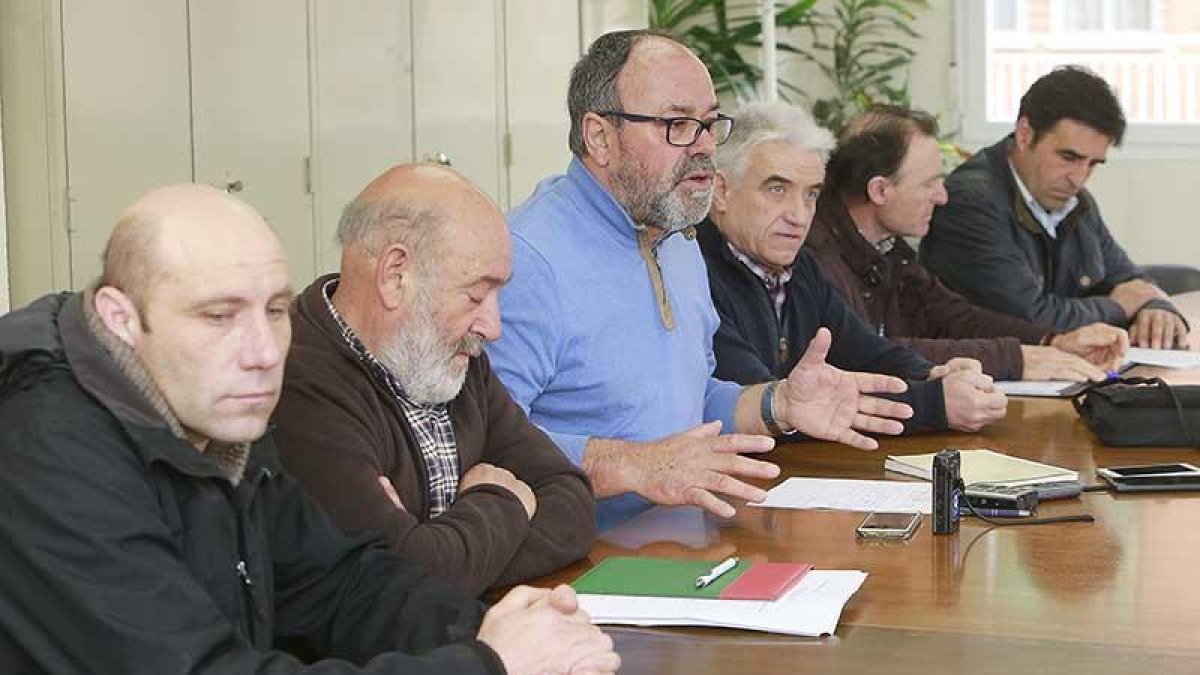 José Manuel de las Heras (centro) junto a representantes de UCCL y de Asaja, ayer, en la Cámara Agraria.-RAÚL G. OCHOA