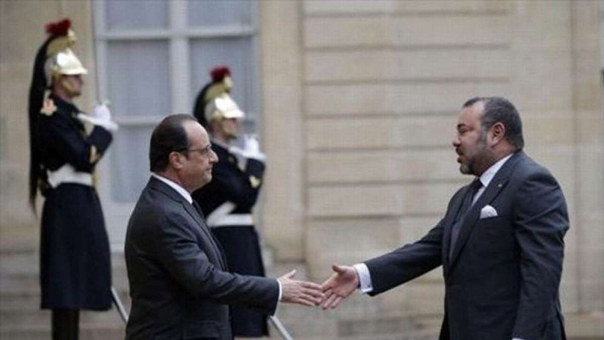 François Hollande recibe al rey Mohamed VI de Marruecos, ayer en París.-REUTERS / PHILIPPE WOJAZER