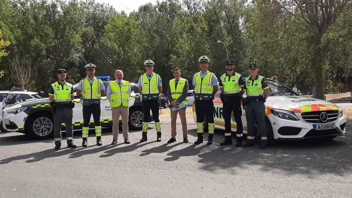Agentes lusos y de la Guardia Civil junto a De la Fuente y Galán. ECB