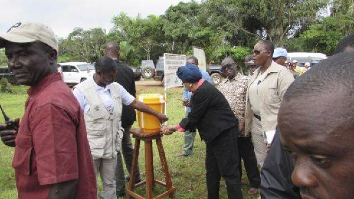La presidenta de Liberia, Ellen Johnson-Sirleaf, se lava las manos a las afueras de Ganta.-Foto: STAFF / REUTERS