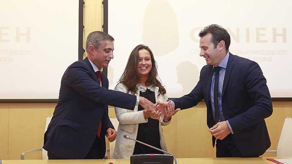 Los representantes de las diferentes entidades durante la firma del acuerdo de colaboración.-ISRAEL L. MURILLO