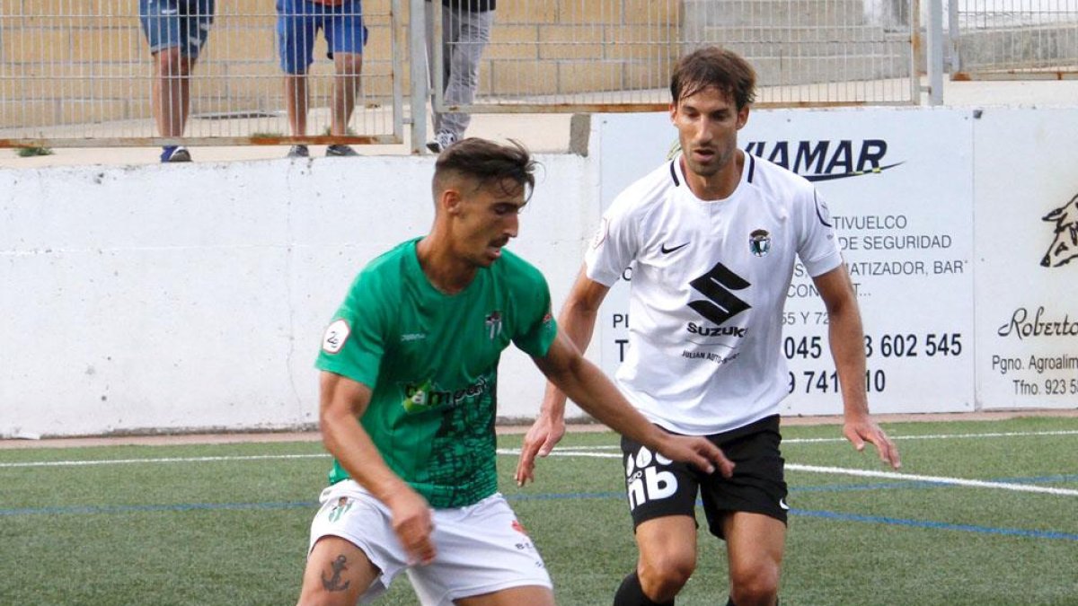 Aritz Borda trata de frenar la internada de un delantero del Guijuelo-La Gaceta de Salamanca