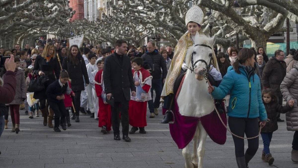 El Obispillo recorre el paseo del Espolón a lomos de un caballo blanco.-ISRAEL L. MURILLO