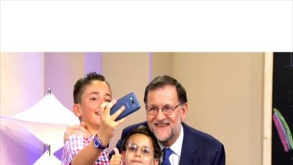 Mariano Rajoy se hace selfis con los niños (Tele 5).-