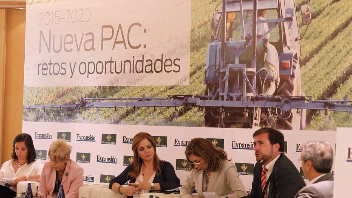 La consejera de Agricultura y Ganadería, Silvia Clemente, participa en la jornada “2015-2020 Nueva PAC: retos y oportunidades