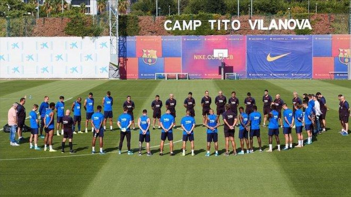 La plantilla del Barça en el minuto de silencio que realizó en la ciudad deportiva de Sant Joan Despí.-EFE / ALEJANDRO GARCÍA
