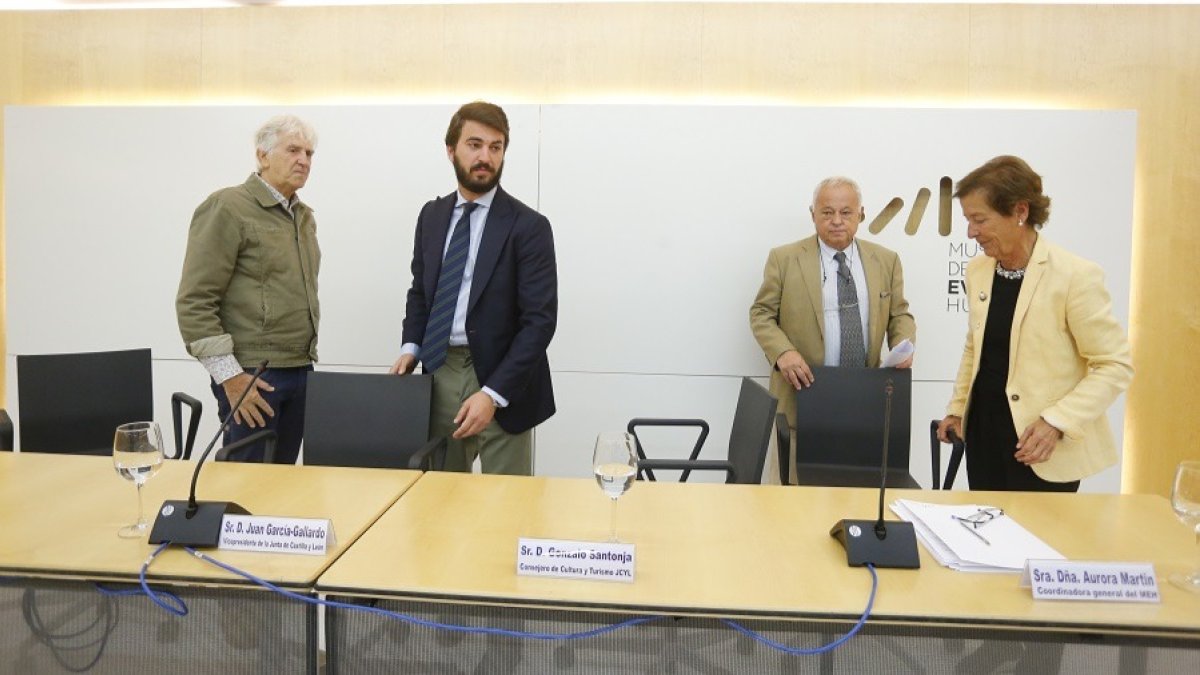 El vicepresidente de Castilla y León, Juan García-Gallardo, junto a José Luis Arsuaga, Gonzalo Santonja y Aurora Martín en el Museo de la Evolución Humana. SANTI OTERO