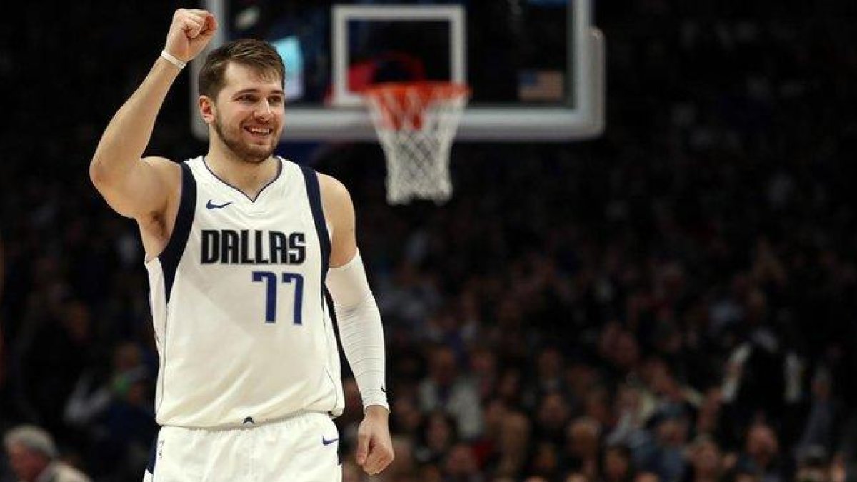 Luka Doncic celebra una canasta anotada en el último partido de los Mavericks contra los Nets.-RONALD MARTINEZ (AFP)