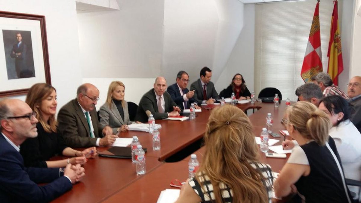 Representantes de la Junta, Ayuntamiento, sindicatos y FAE durante la reunión de la Fundación Anclaje en Miranda.-ECB