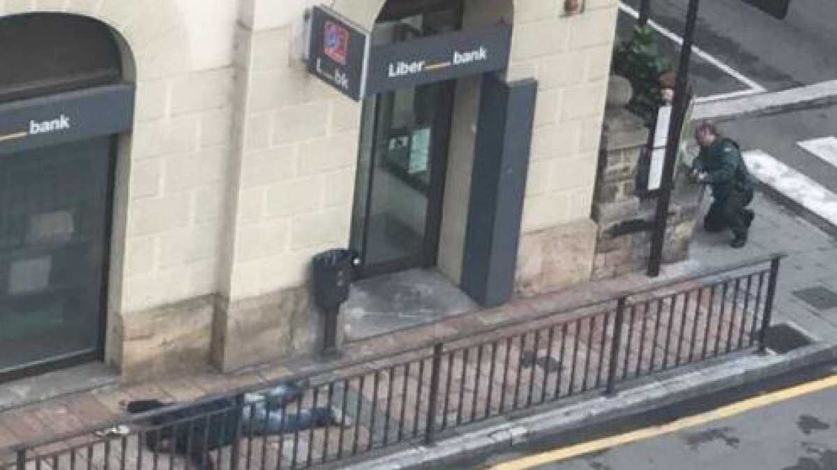 El atracador identificado como J. M. S. V. quedó tendido en el suelo al resultar herido y fue rápidamente detenido.-