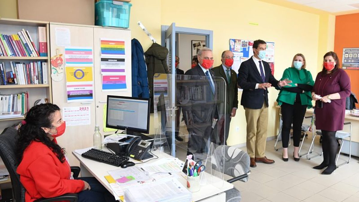 La consejera de Familia, Isabel Blanco, visitó ayer las dependencias de Cruz Roja en Burgos. ECB