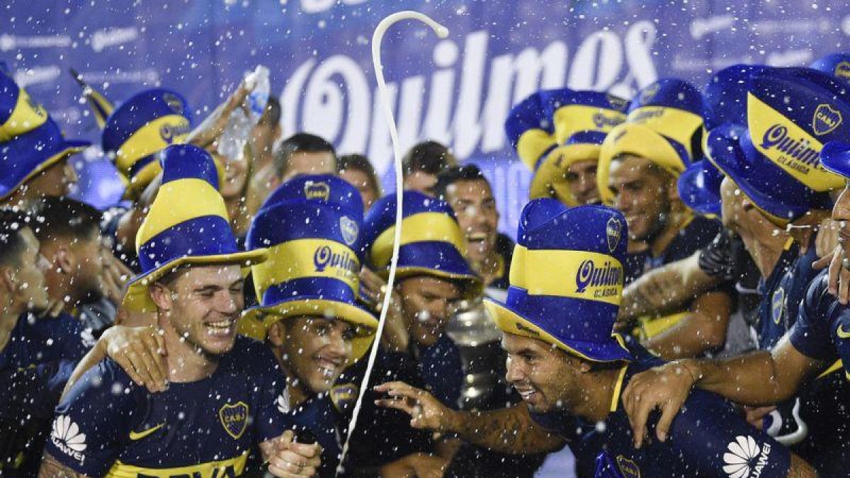 La plantilla del Boca Juniors celebra la Superliga argentina.-GUSTAVO GARELLO (AP)