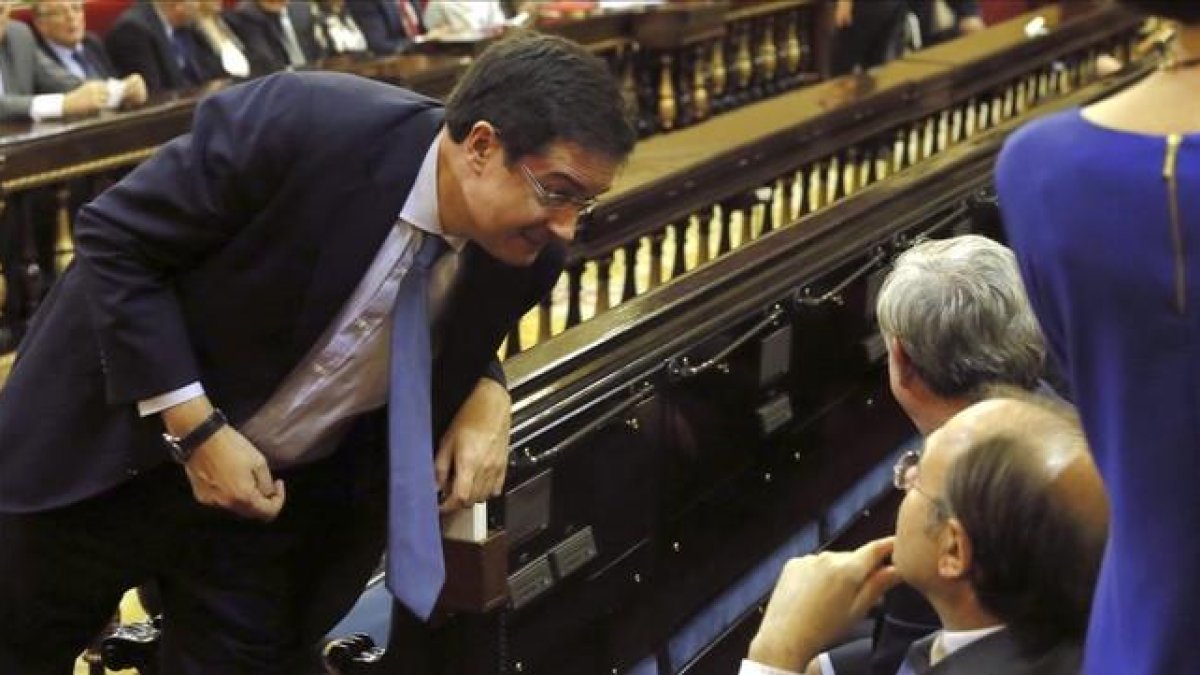 Óscar López conversa con el presidente del Senado, Pío García-Escudero, el pasado 14 de enero.-EFE / FERNANDO ALVARADO