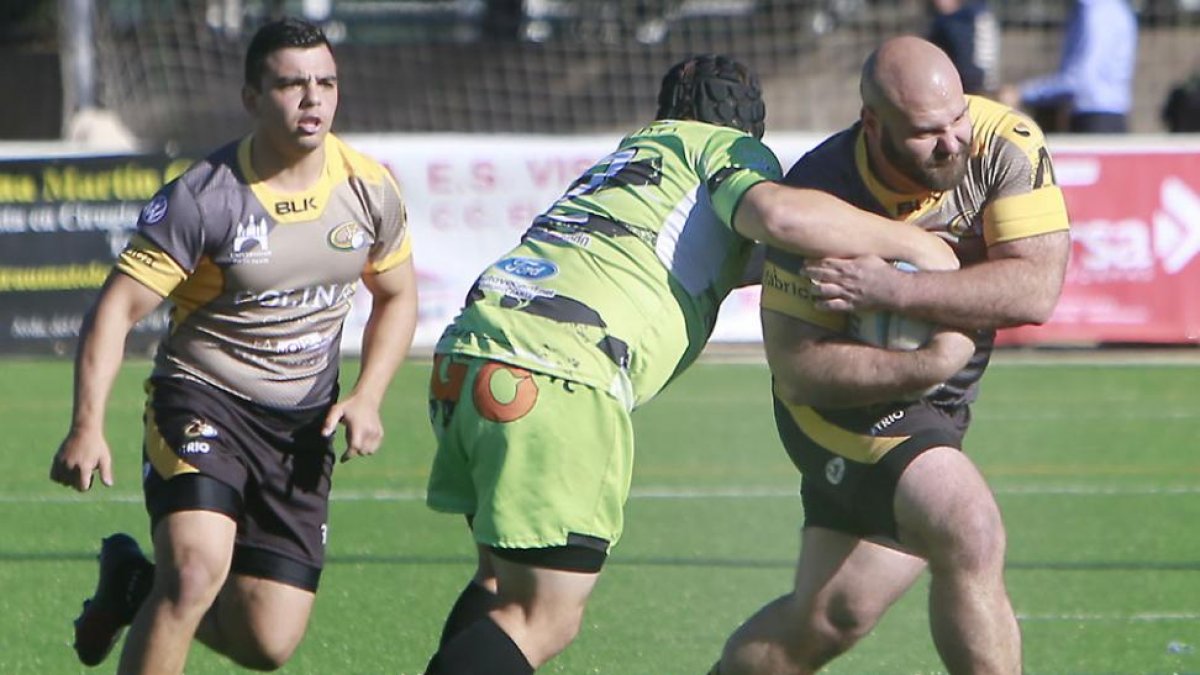 Mattius Pisapia trata de avanzar con el oval ante la oposición de un adversario.-RAÚL G. OCHOA