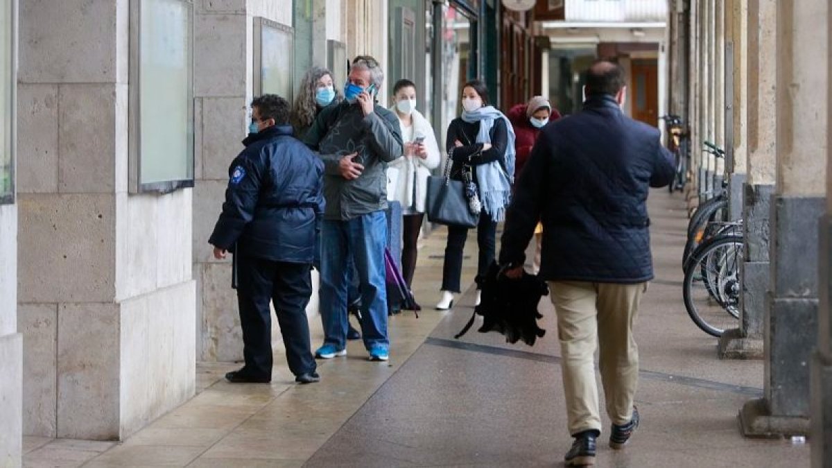 Varias personas hacen cola para entrar al Ayuntamiento de Burgos. RAÚL G. OCHOA