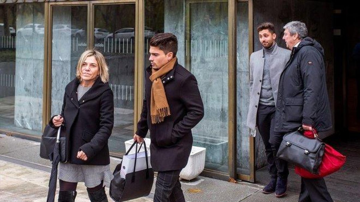 Víctor Rodríguez y Raul Calvo, dos de los tres exjugadores del Arandina acusados de una agresión sexual contra una menor.-SANTI OTERO / EFE