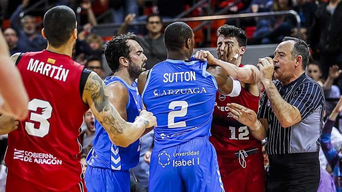 Sutton se enzarza con Alocén en presencia de Pérez Pérez en el último lance del partido ante el Zaragoza.-ACB PHOTO / E, CASAS