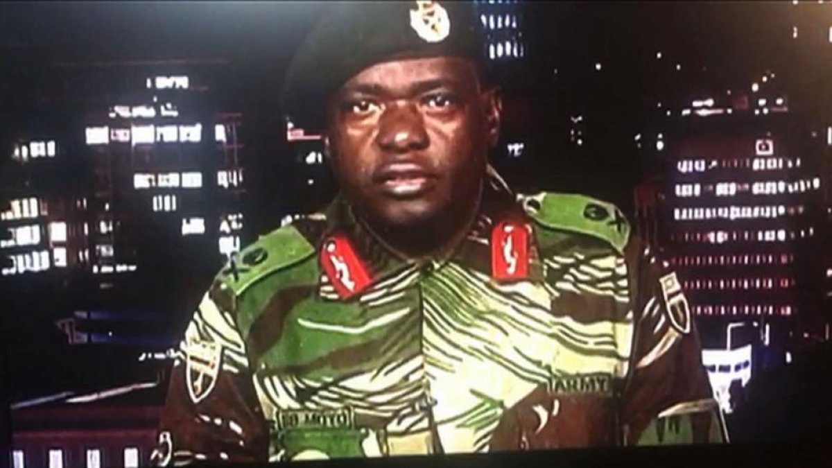 El general Sibusiso Moyo lee un comunicado emitido por la cadena ZBC, el martes en Harare.-/ AFP / DEWA MAVHINGA