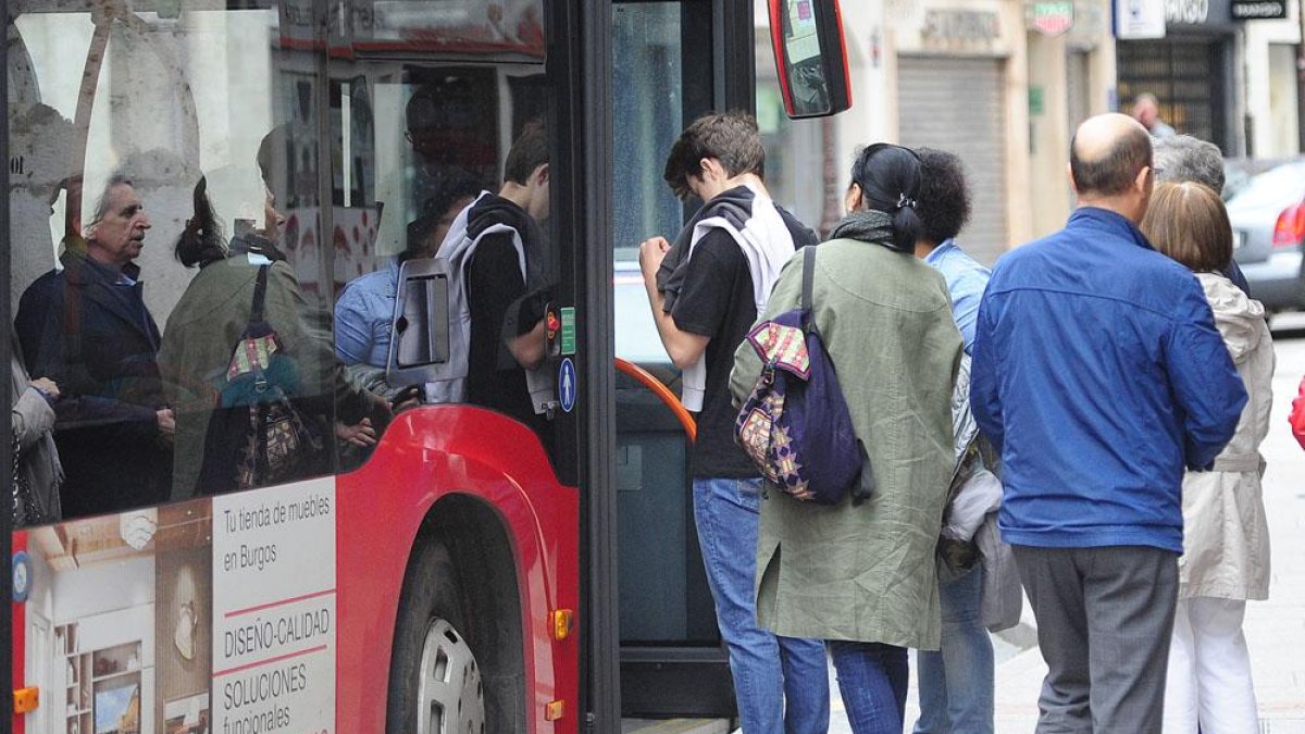 Muchos burgaleses se sorprendieron al descubrir que el autobús ayer era gratuito en todas las rutas.-ISRAEL L. MURILLO