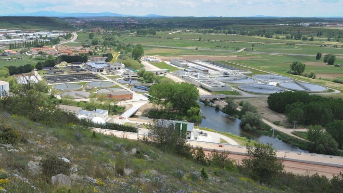 Estado actual de las obras de la Estación Depuradora de Aguas de Burgos en una imagen tomada a finales de la pasada semana La depuradora ya ha entrado en funcionamiento.-ISRAEL L. MURILLO