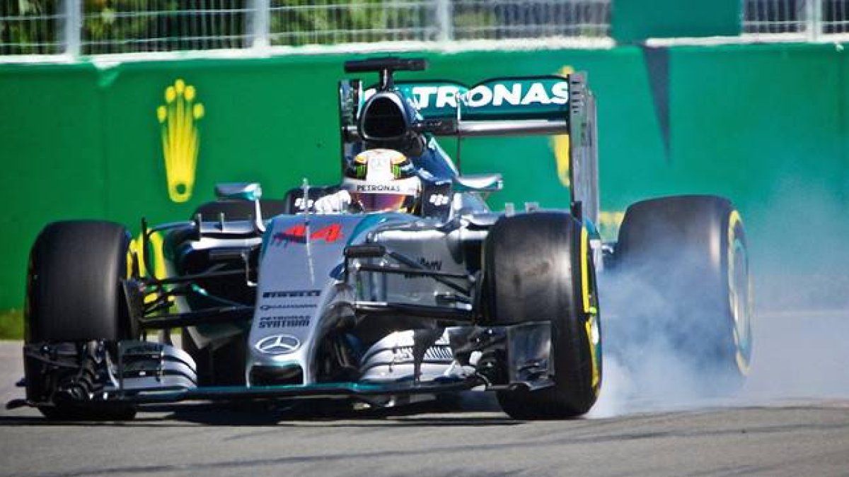 Lewis Hamilton apura una frenada en la tercera sesión de entrenamientos en el circuito Gilles Villeneuve de Montreal.-EFE