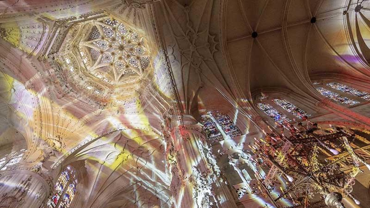 La autora austriaca llama la atención sobre la combinación de colores que se produce entre su instalación y la propia luz de la Catedral.-Santi Otero
