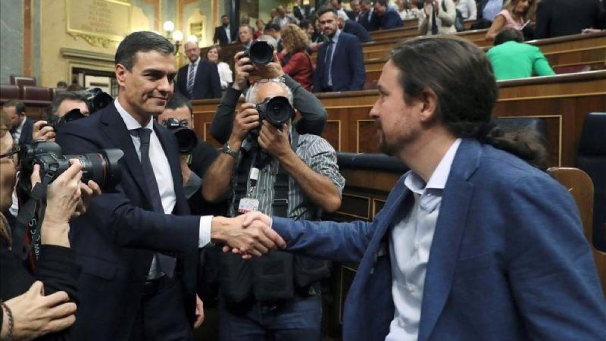 Pedro Sánchez y Pablo Iglesias se saludan en el Congreso, en junio del 2018.-J.J. GUILLÉN (EFE)