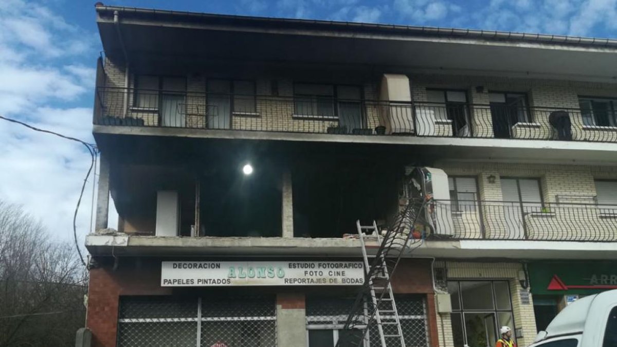 Un grupo de operarios municipales trabaja, ayer al mediodía, en el 35 de la calle Eladio Bustamante de Villasana.-D. H.