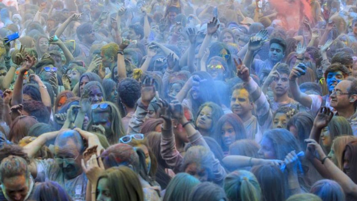 Los polvos de colores llegaron de la India para pintar de felicidad la plaza de la Libertad durante toda la tarde en la Fiesta Holi, la exitosa novedad de esta Noche Blanca.-Santi Otero