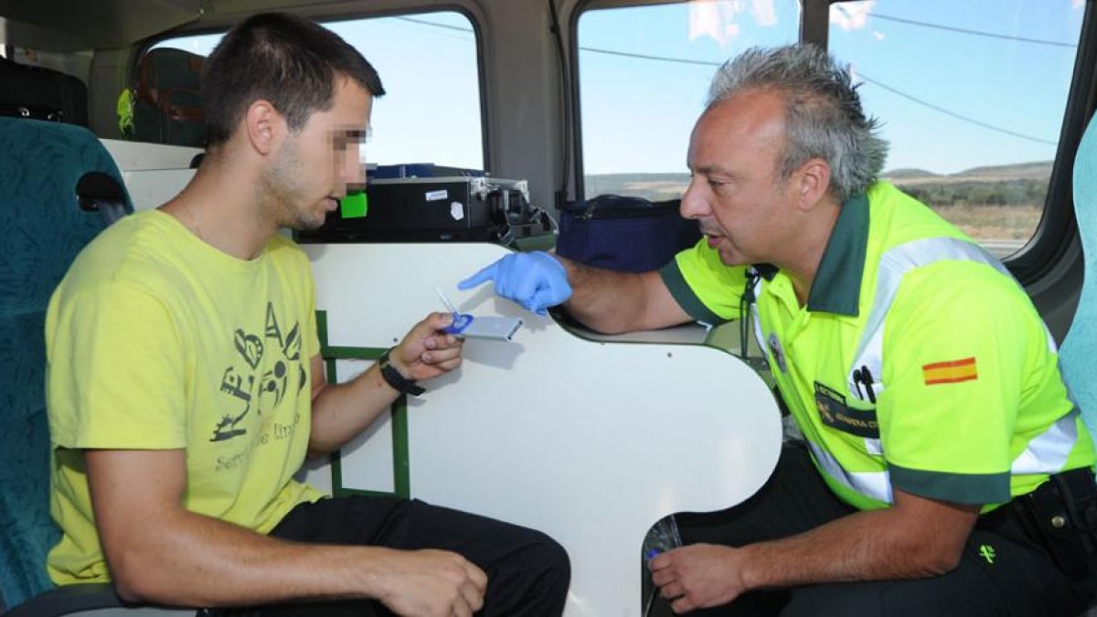Un joven, en una imagen de archivo, pasa uno de los controles preventivos de los agentes de Tráfico en una carretera burgalesa.-ISRAEL L. MURILLO
