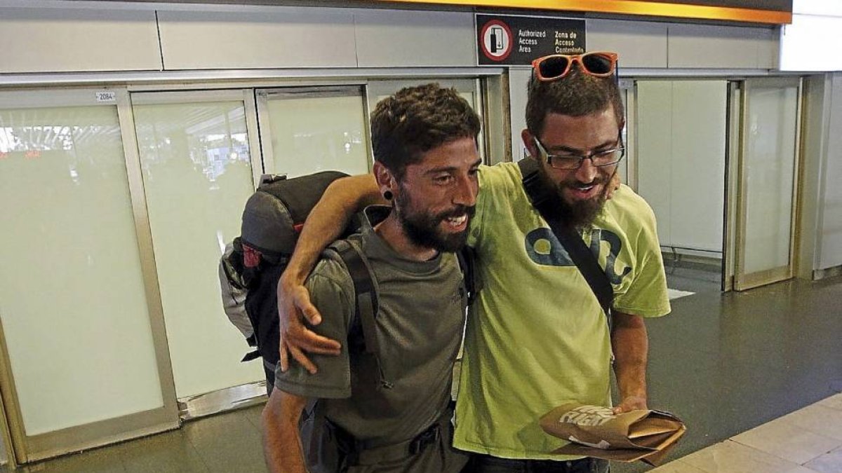 Fernando Martín, abrazado por un amigo, a su llegada a Barajas-Ical