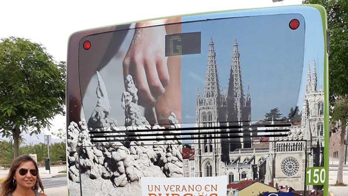Carolina Blasco señala el vinilo en el autobús de Elche.-ECB