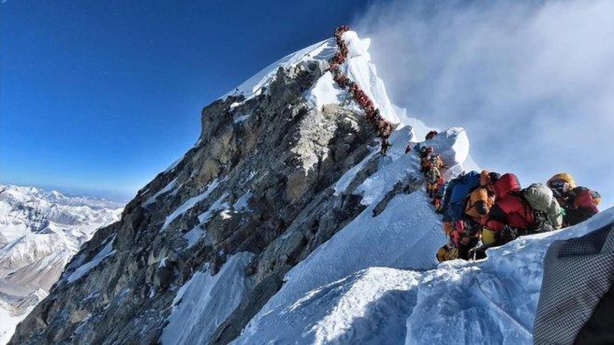 Así estaba este miércoles la cima del Everest.-AFP